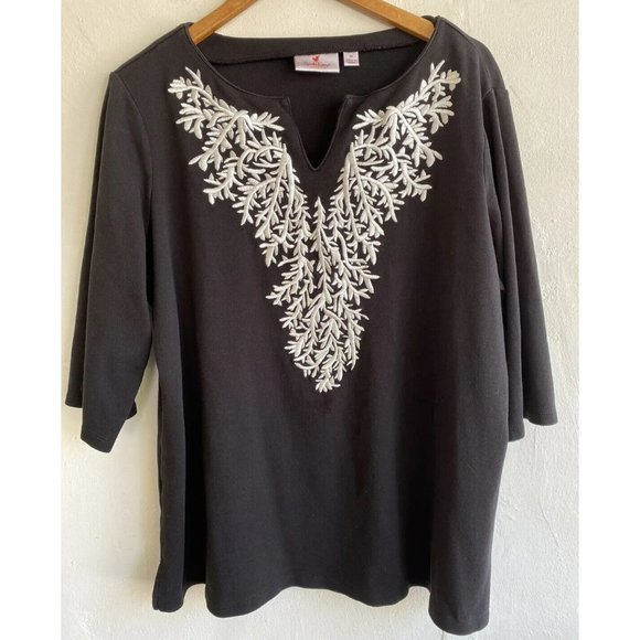 Quacker Factory Tops - Quacker Factory Knit Top 1X Black White Heavy Embroidered Coral VNeck 3/4 Sleeve